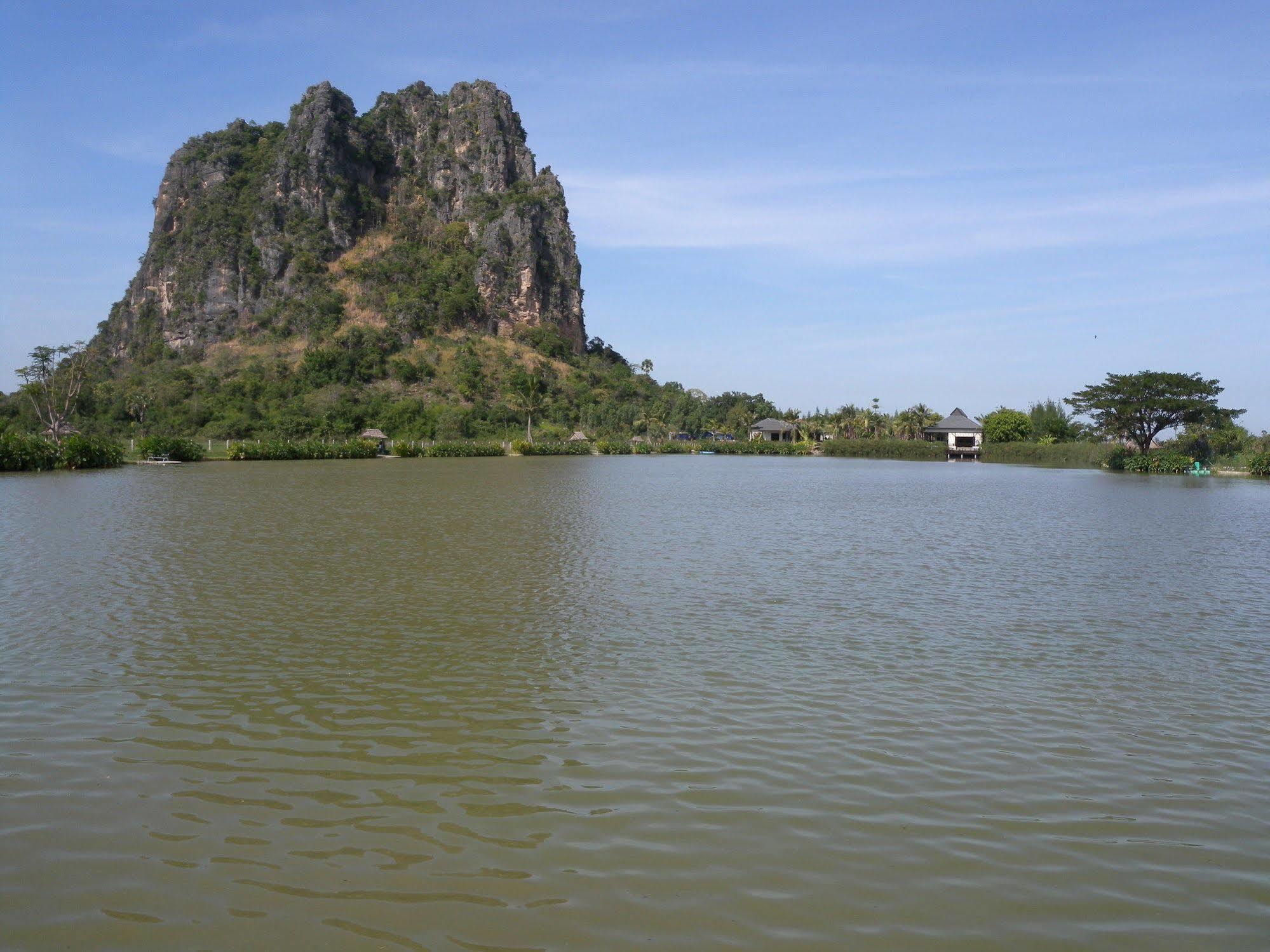 Jurassic Mountain Resort & Fishing Park Petchaburi Esterno foto