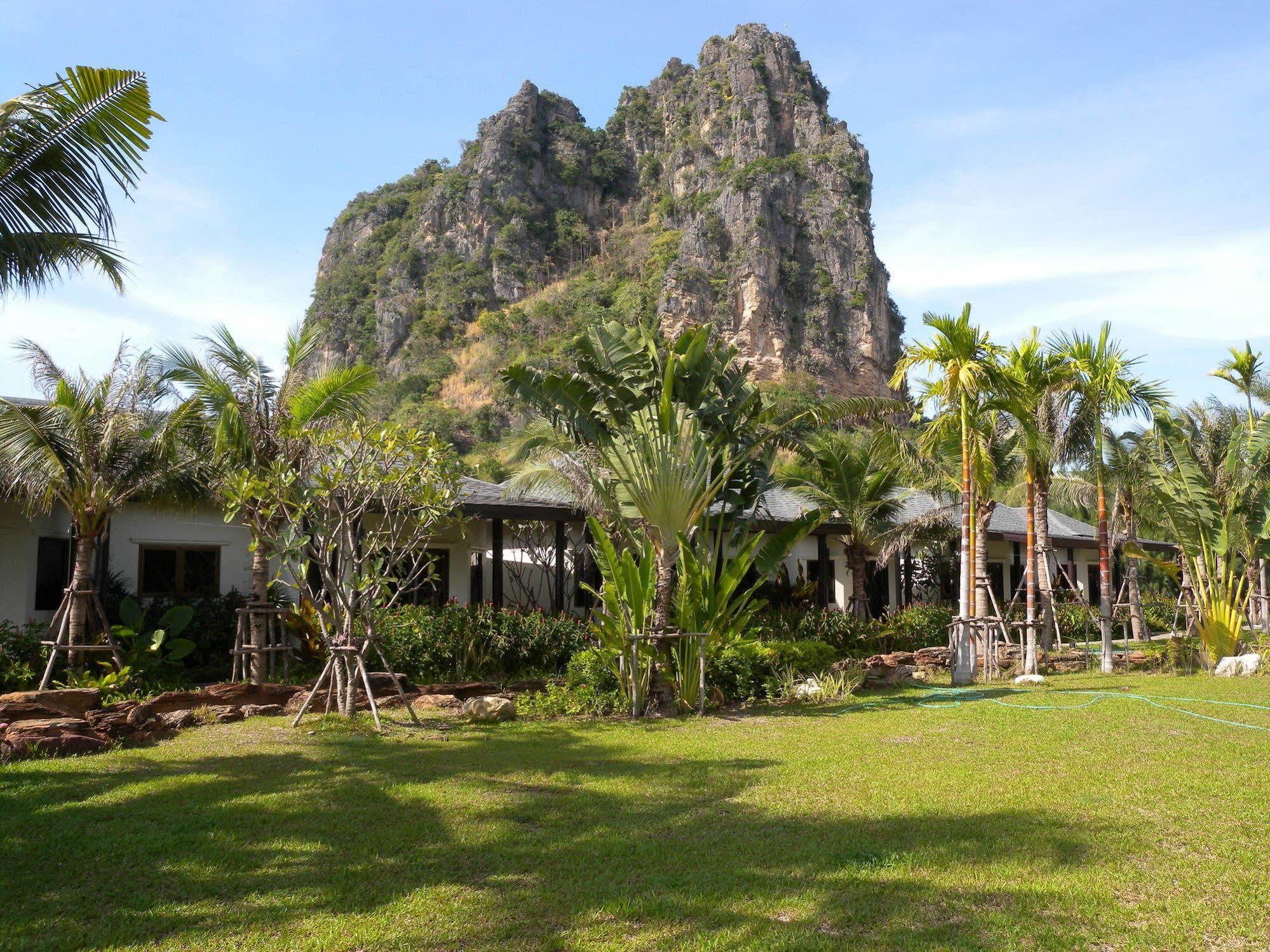 Jurassic Mountain Resort & Fishing Park Petchaburi Esterno foto